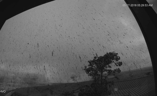 Photo capturée par une webcam après une explosion près du sommet du volcan Kilauea, à Hawaï, le 17 mai 2018.