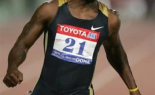 Le champion olympique du 100 m Justin Gatlin, suspendu huit ans par l'Agence américaine antidopage (Usada) pour un deuxième contrôle positif en avril 2006, a vu sa peine réduite de moitié en appel, a révélé mardi le Washington Post.