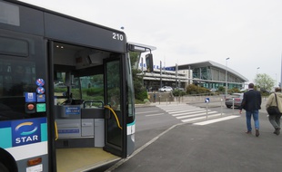 Le bus dépose désormais les voyageurs au pied de l'aéroport de Rennes.