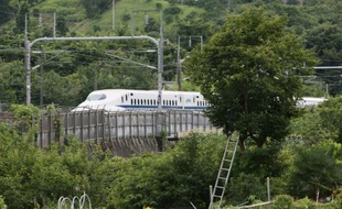 Un train à grande vitesse "Shinkansen" se dirige lentement vers la gare d'Odawara, le 30 juin 2015, après un incendie volontaire à bord