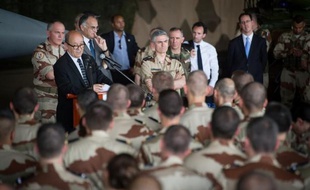 Vingt-quatre mille postes supplémentaires vont être supprimés dans les armées d'ici à 2019, selon le Livre blanc remis lundi au président François Hollande.