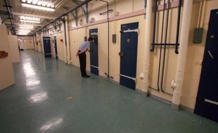 Les trois principaux syndicats de surveillants ont appelé lundi au "blocage total" des prisons à partir du 13 novembre, pour dénoncer "le mépris" de la ministre de la Justice Rachida Dati face à un monde pénitentiaire "à l'agonie".