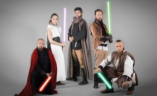 L’équipe qui a conçu le Manuel de combat au sabre laser.
