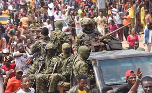 Des habitants de Conakry célèbrent le coup d'état contre le président Alpha Condé dimanche 5 septembre 2021.
