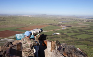 Un observateur de l'ONU posté sur le mont Bental dans les hauteurs du Golan, en Isräel, observe la ville syrienne de Quneitra, le 30 avril 2015.