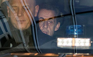 L'ancien président Nicolas Sarkozy arrive au pôle financier à Paris le 16 février 2016
