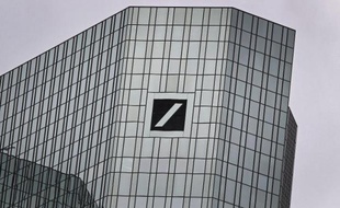 Un tribunal allemand a reconnu mercredi Deutsche Bank coupable d'avoir abusivement licencié quatre cadres dans le cadre d'un scandale de manipulation de taux, et force la première banque allemande à les réintégrer s'ils le souhaitent.