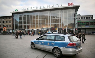 Une voiture de police devant la gare de Cologne, l'un de slieux où des agressions ont eu lieu la nuit du Nouvel an