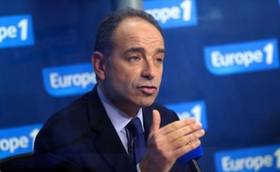 Jean-François Copé, président proclamé de l'UMP, a dit non jeudi à une médiation du maire de Bordeaux, Alain Juppé, pour arrêter la guerre sans merci qui l'oppose à François Fillon.
