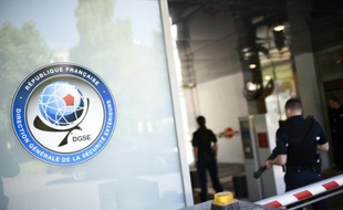 Des gardes surveillent le siège de la direction générale de la sécurité extérieure (DGSE), le 4 juin à 2015 à Paris