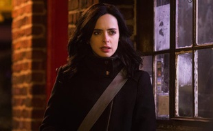 Krysten Ritter incarne l'héroïne Marvel Jessica Jones dans la série éponyme.