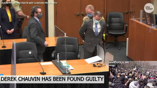 Derek Chauvin est conduit hors de la salle d'audience, menotté, après la lecture du verdict de son procès pour la mort de George Floyd au palais de justice de Minneapolis le 20 avril 2021.