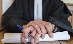 Illustration d'un procès au tribunal correctionnel.