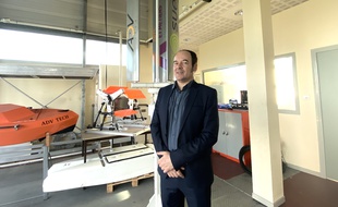 Arnaud Curutchet, fondateur de la start-up bordelaise ADV-Tech, et son éolienne urbaine City Wind.
