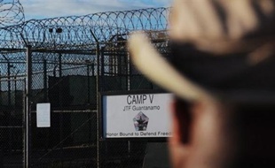 Quatre Irakiens, détenus dans la prison américaine de Guantanamo à Cuba, ont été transférés le 18 janvier vers leur pays, a indiqué lundi à l'AFP un haut responsable du CICR en Irak.