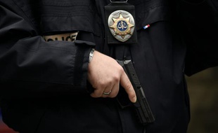 Un policier à Paris, le 7 janvier 2016