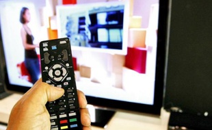Depuis 2005, les Français utilisent bien plus de boutons sur leurs télécommandes.