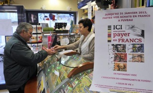 Alors que s'approche la date fatidique du 17 février, après laquelle il ne sera plus possible de convertir en euros les vieux billets en francs, des commerçants de plusieurs villes se sont remis à les accepter et l'activité s'accélère légèrement à la Banque de France.