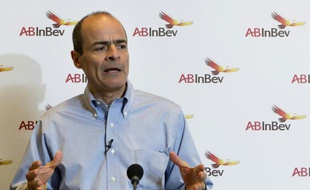 Le patron d'AB InBev, numéro un mondial de la bière, lors d'une conférence de presse, le 26 février 2014 à Louvain, en Belgique
