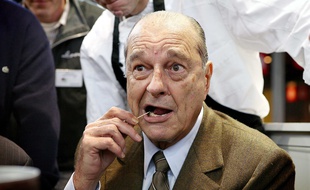 Jacques Chirac utilisant un cure-dent lors du salon de l'agriculture en 2009 (illustration).