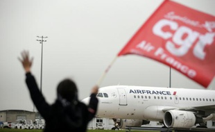 Un employé d'Air France brandit un drapeau de la CGT sur l'aéroport de Roissy-en France, le 5 octobre 2015