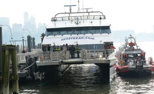 Cinquante-huit personnes ont été blessées dont deux très grièvement mercredi à New York, lorsqu'un ferry transportant des banlieusards venant travailler à Manhattan a violemment heurté le quai à l'arrivée, précipitant les gens les uns sur les autres.
