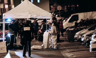 Les enquêteurs de la police judiciaire font des prélèvements après un homicide, à Marseille (archives).