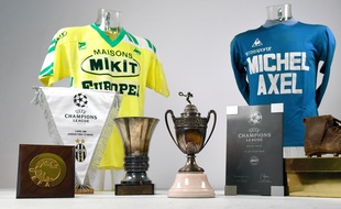Une Coupe de France (au centre), le maillot jaune des années 80 etc.