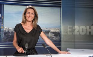 Anne-Claire Coudray aux manettes du JT de TF1 le 1er août 2014.