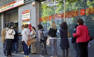 Le nombre de personnes inscrites au chômage en Espagne a baissé en juin pour le 4e mois consécutif, mais reste à un niveau élevé, à 4,76 millions, a annoncé mardi le ministère de l'Emploi, alors que le pays est en récession depuis presque deux ans
