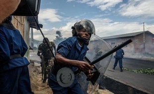 Un policier lors d'une manifestation contre le président Pierre Nkurunziza le 13 mai 2015 à Bujumbura
