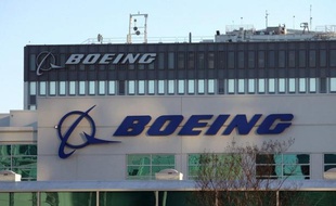 Le constructeur aéronautique américain Boeing a annoncé vendredi qu'il allait supprimer entre 2.000 à 2.300 emplois liés à ses programmes 787, un avion interdit de vol dans le monde à la suite de problèmes de batterie, et 747, un autre long courrier.