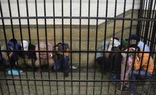 Huit Egyptiens, accusés d'avoir participé à un mariage gay, cachent leur visage pour protéger leur identité lors de leur procès au Caire, le 1er novembre 2014