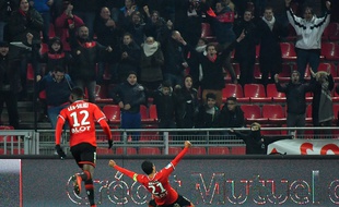 Le capitaine rennais Benjamin André fêtant son but de la tête contre Amiens avec le public du Roazhon Park, le 2 décembre 2017.