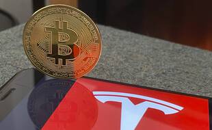 Tesla a investi l'équivalent de 1,5 milliard de dollars dans le bitcoin.