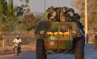 Les soldats français engagés pour la première fois au sol au Mali, affrontaient mercredi "au corps à corps" à Diabali (ouest) des combattants islamistes liés à Al-Qaïda, qui affirment avoir mené le même jour une attaque contre un site pétrolier en Algérie.
