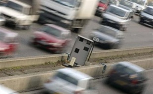 Le Conseil d'Etat, dans trois décisions du 31 octobre, a refusé que les départements instituent une taxe sur les radars automatiques installés sur des routes de leur zone géographique, invoquant "le pouvoir général de police" de l'Etat.