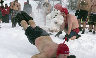 Un québecois plonge dans la neige.