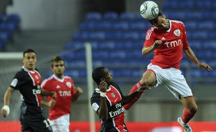 Ruben Amorim (à droite) et ses partenaires du Benfica Lisbonne ont dominé le PSG à Faro au Portugal le 15 juillet 2011.
