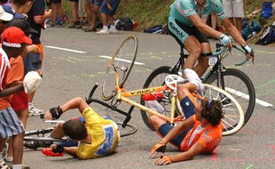 Le 21 juillet 2003, dans la montée de Luz Ardiden, Lance Armstrong s'accroche au sac d'un spectateur et chute entraînant avec lui Iban Mayo. Le coureur allemand Ullrich les attendra. Ce 5 e Tour est le plus compliqué pour Armstrong qui gagne évidemment à la fin.