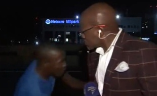 Un journaliste sud-africain se fait agresser en direct.
