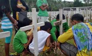 Les Philippines se sont recueillies à la mémoire des victimes du typhon Haiyan, qui avait fait voici deux ans au moins 7.350 morts et disparus, dont les restes refont encore surface