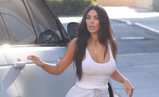 Kim Kardashian attire une polémique sur son fond de teint trop foncé
