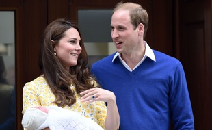 Kate Middleton, le prince William et leur fille Charlotte, le jour de sa naissance, le 2 mai 2015 à Londres.