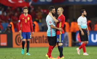 Arda Turan (à gauche) réconforté par Andrès Iniesta après le match Espagne-Turquie le 17 juin 2016.