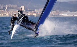 Le navigateur suisse Yvan Bourgnon, victime d'une avarie, a abandonné vendredi matin sa tentative contre le record du tour de la Corse à la voile, sur un petit catamaran de course de 6 m de long.