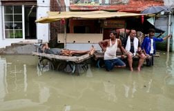 Les images impressionnantes des intempéries au Royaume-Uni et en Asie