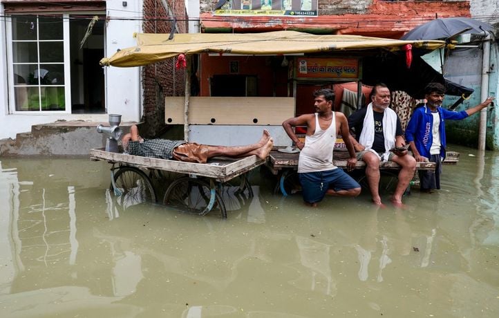 Les images impressionnantes des intempéries au Royaume-Uni et en Asie