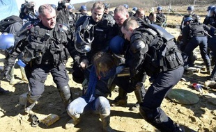 Un gendarme évacue un zadiste qui occupait les lieux du projet de construction d'une retenue d'eau dans la forêt de Sivens (Tarn) le 6 mars 2015