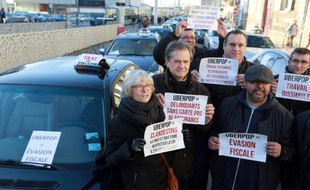 Manifestation de chauffeurs de taxis contre le développement de nouveaux services, comme celui d'Uber, qu'ils accusent de concurrence déloyale, le 10 février 2015 à Bordeaux, dans le sud-ouest de la France